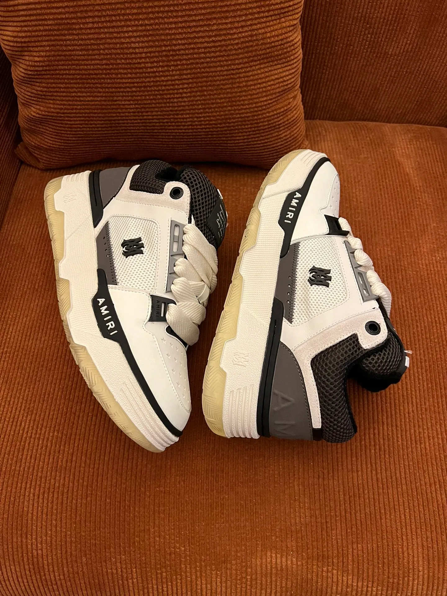 p620💰Men's shoes Amiri Emile's 2023 spring and summer new MA-1 bread shoes, couple models, casual sports shoes, sneakers Amiri gave up the rock punk style in the new season and used a large number of unsaturated colors, Morandi tones, whether you see or wear them, it will make people very happy. The large tongue of the bread shoes continues, shortens the length of the shoe body, thickens the midsole, and the toe part is more rounded. Amiri's brand letters and MA logo appear on the side of the shoe. Fabric: Original customized imported first-layer cowhide + mesh. Lining: Original customized breathable towel lining. Outsole. Foam combination material. Bottom thickness: 4CM. Size: Men's 39-45